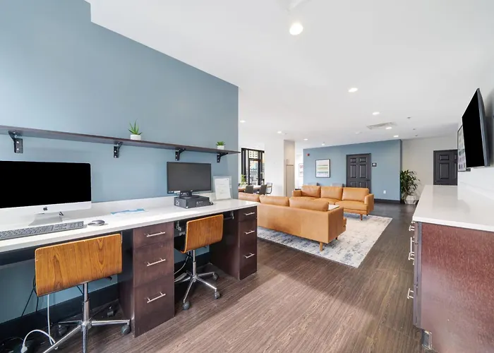Sprawling Stadium Views Location Views 24-7 Gym Lounge Roku Apartment *