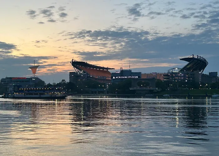 Sprawling Stadium Views Location Views 24-7 Gym Lounge Roku
